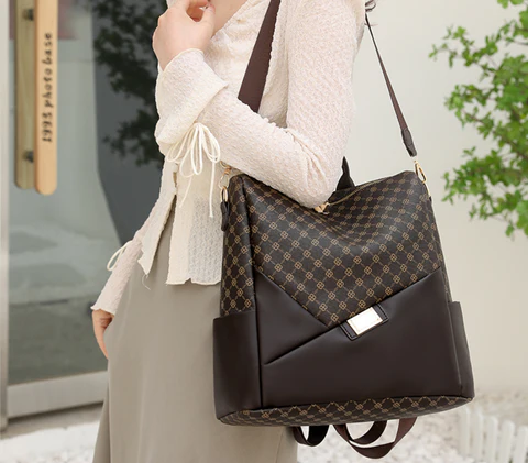 Mochila Feminina de Couro Xadrez
